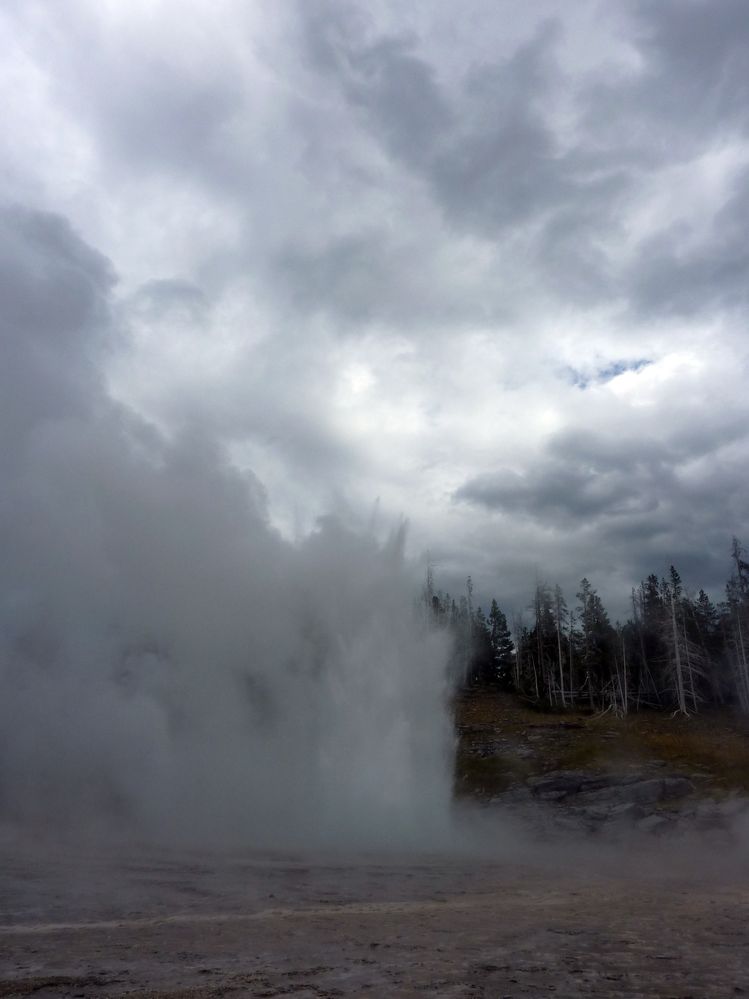 Yellowstone Old faithfull Grand Geyser (6).JPG